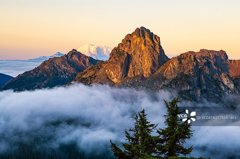 华盛顿州日落时分山脉风光图片素材