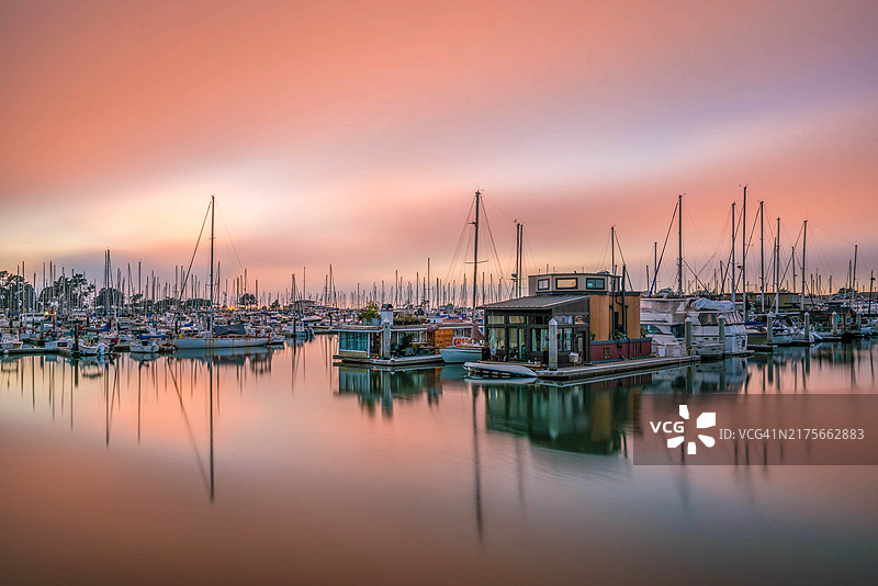 日落时分伯克利加州港口的码头景观图片素材