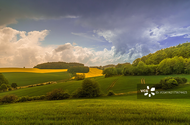 田野与天空的美丽景色图片素材
