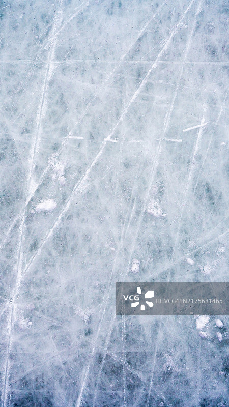 带有滑冰和冰球痕迹的冰面背景，蓝色纹理图片素材