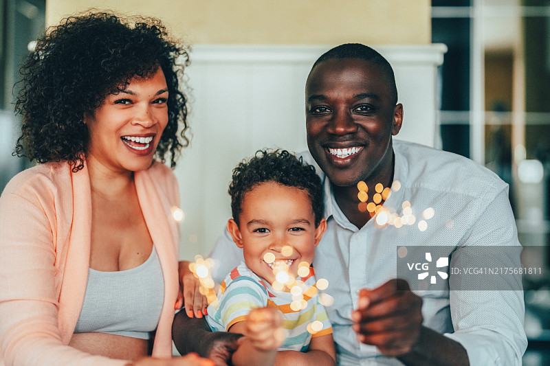 幸福家庭居家庆祝周年纪念日图片素材