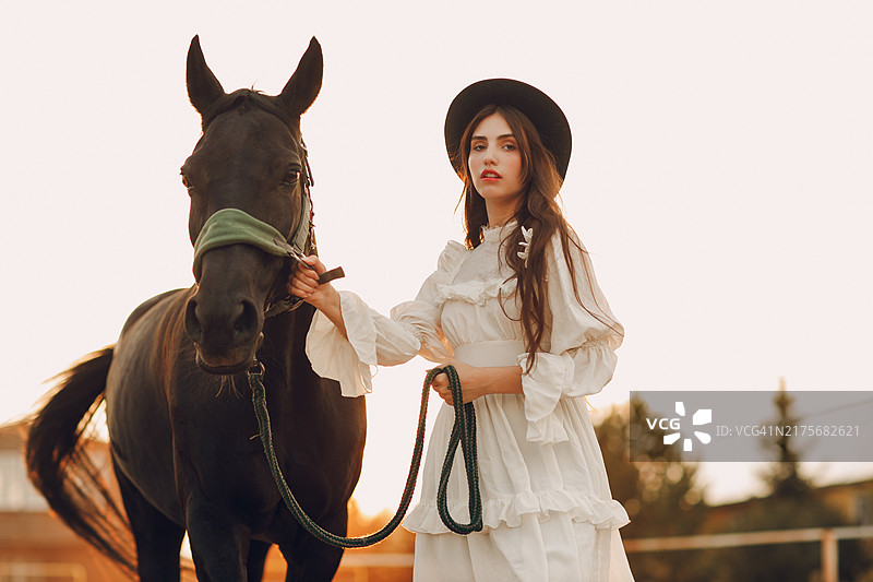 女子和她的马在户外牧场图片素材