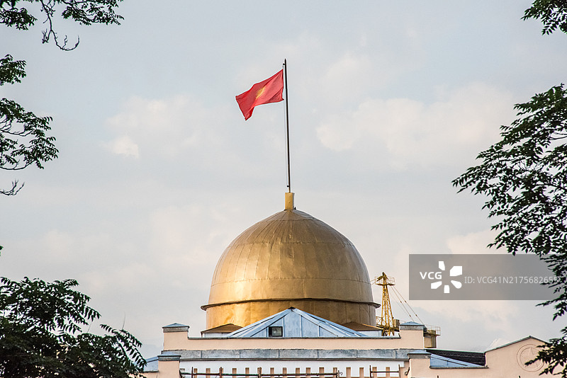 吉尔吉斯斯坦文化和信息部大楼的金色圆顶，比什凯克图片素材