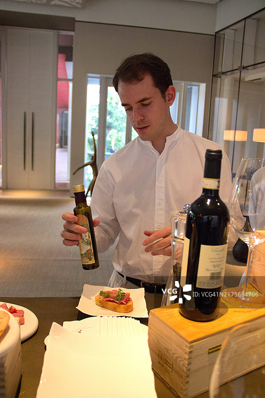 侍酒师在葡萄酒测试前准备开胃小菜图片素材