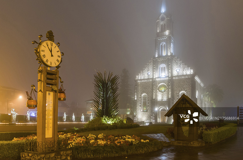 南美巴西格拉玛多圣彼得使徒主教堂和著名温度计夜景图片素材