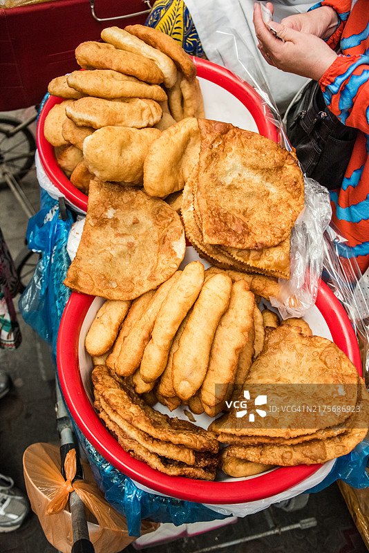 比什凯克多尔多的市场上出售的吉尔吉斯馅饼和切布列克图片素材