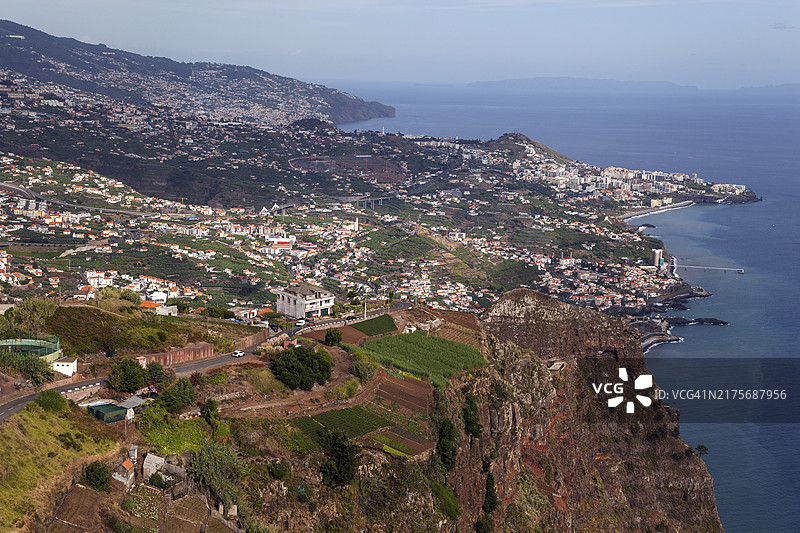 从玻璃底观景台欣赏葡萄牙马德拉洛博斯卡马拉吉朗角的悬崖和南海海岸图片素材