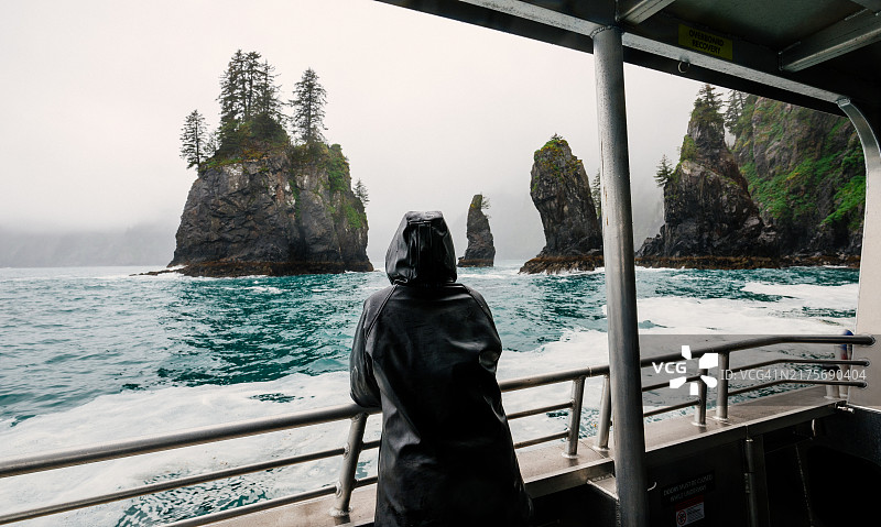 身穿雨衣的女子乘坐阿拉斯加水上出租车图片素材