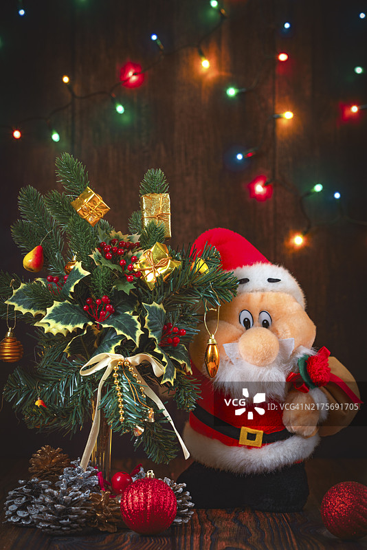 圣诞节花卉摆件装饰与彩灯圣诞老人木质背景图片素材