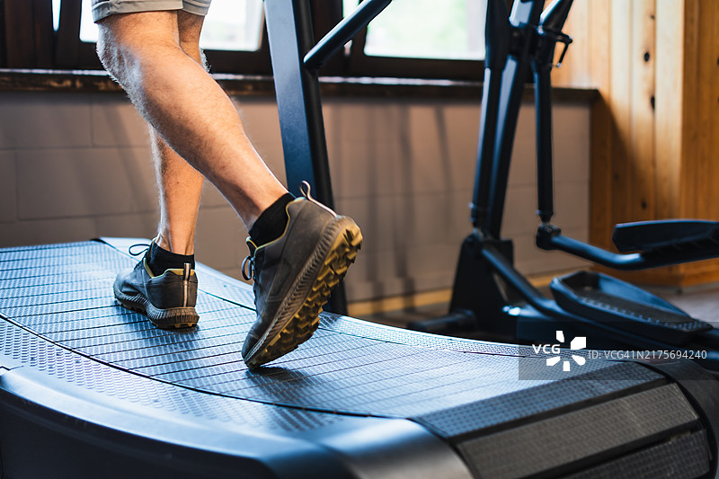 在健身房锻炼的男人（下半身）图片素材