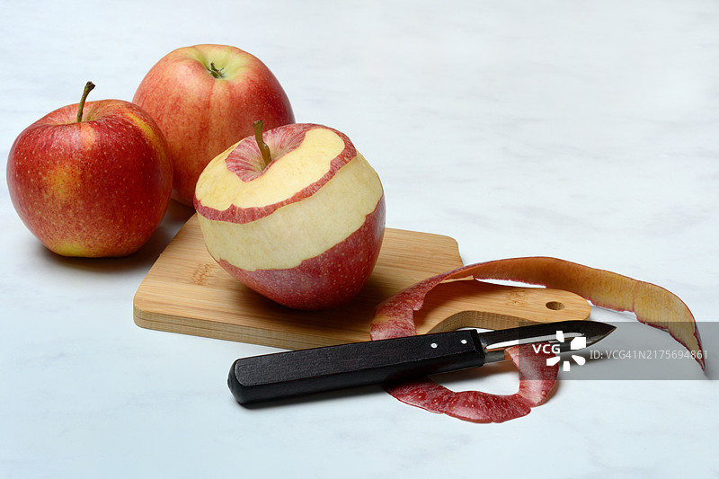 去皮苹果和带削皮刀的苹果皮图片素材