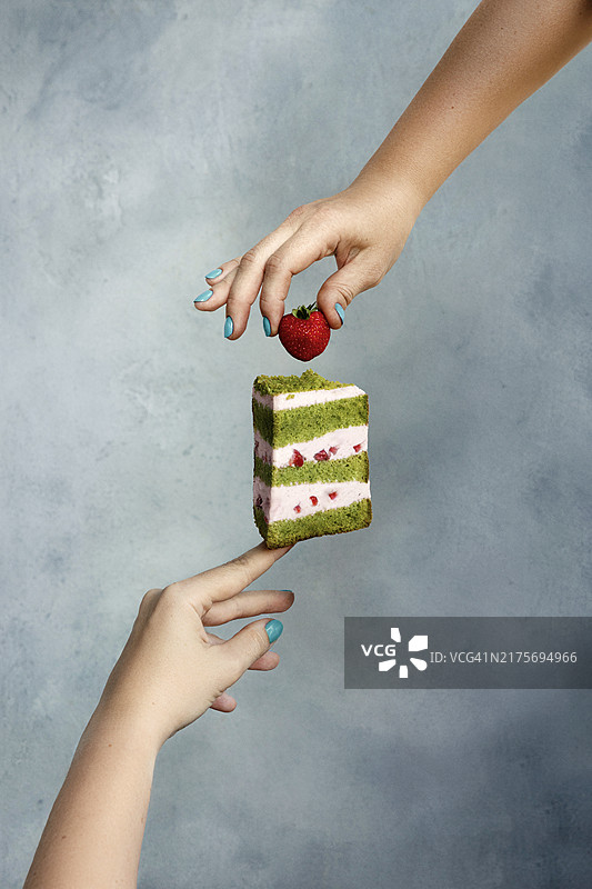 立陶宛：手拿蛋糕特写图片素材