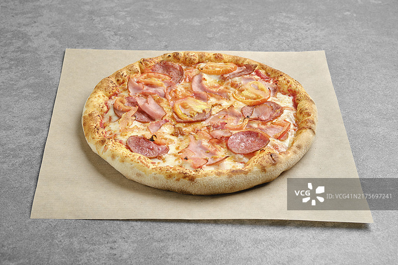 羊皮纸上的火腿香肠番茄披萨图片素材