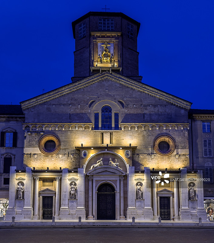 雷焦艾米利亚主教座堂的黄昏景色图片素材