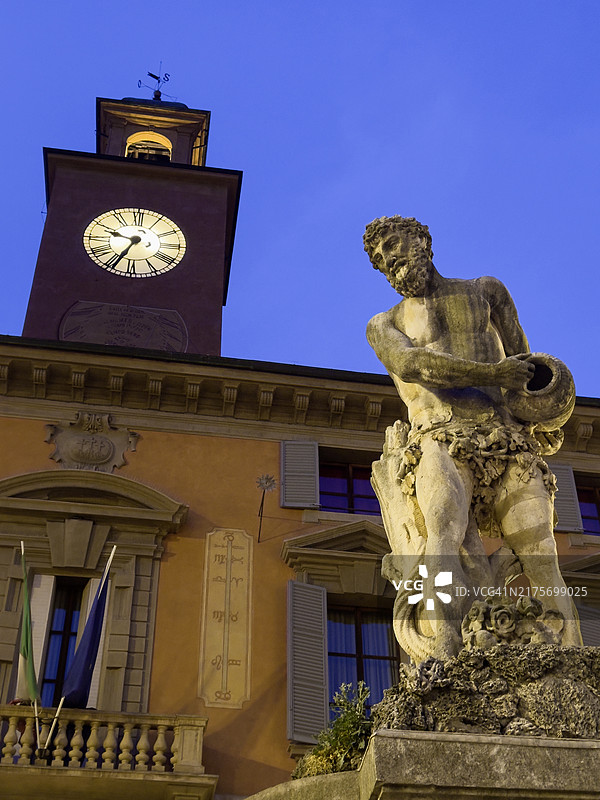 普兰波利尼广场的克罗斯托洛雕像和蒙特迪皮埃塔宫钟楼图片素材