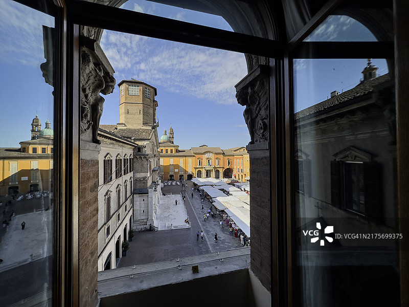 透过窗户看到的普兰波利尼广场和圣母升天主教座堂图片素材