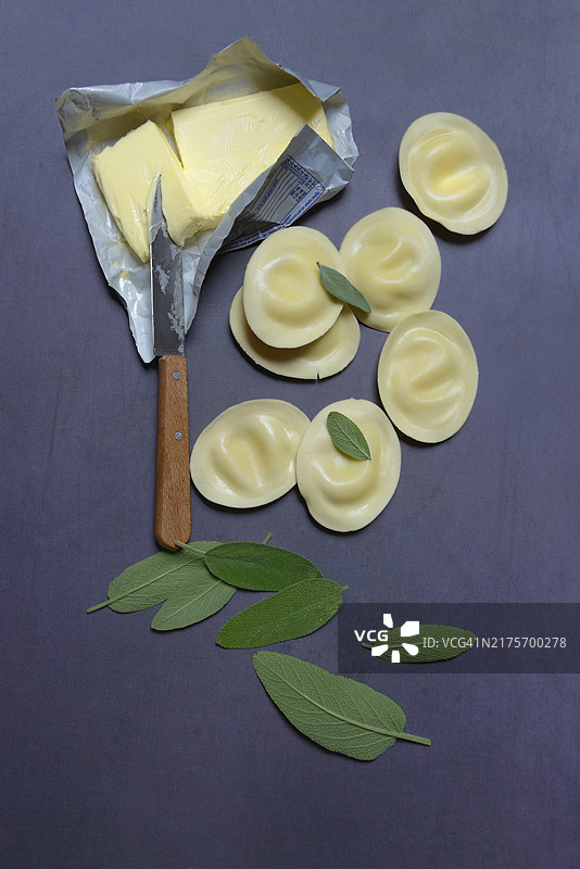 意大利饺子和鼠尾草叶，鼠尾草黄油饺子的准备工作图片素材