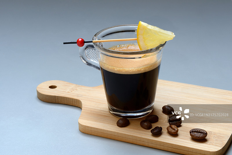 罗马浓缩咖啡，一杯浓缩咖啡配柠檬片，咖啡冲调图片素材