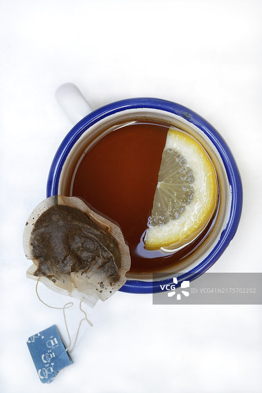 杯中的红茶，配柠檬片和茶包图片素材