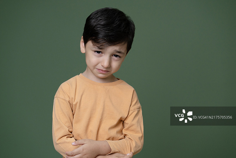 在家哭泣的可爱小男孩图片素材