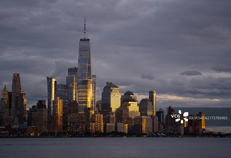 纽约市日落时分的下曼哈顿天际线图片素材
