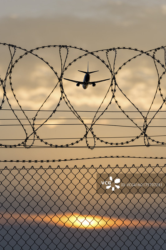 客机起飞安检安全意象（德国斯图加特机场）图片素材