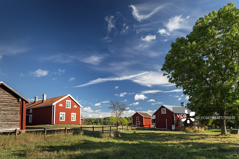 瑞典红房子，农场，位于芬兰奥兰群岛，波的尼亚湾，波罗的海图片素材