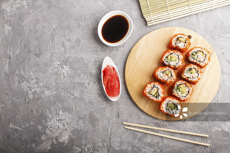 日式寿司卷，配飞鱼籽、筷子、酱油和腌姜图片素材