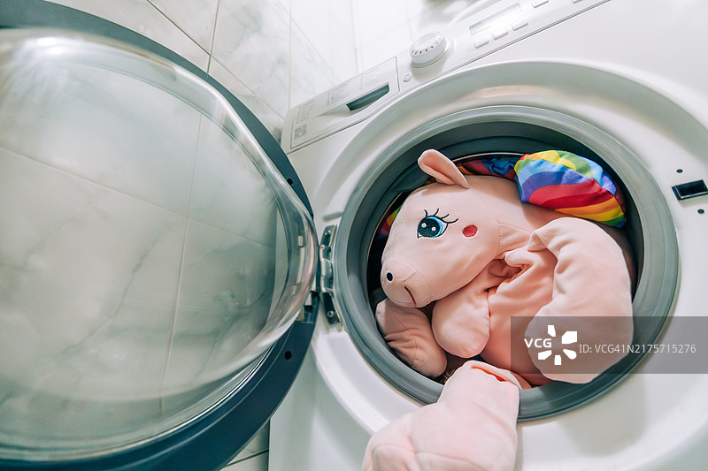 洗衣机特写镜头里的毛绒玩具图片素材