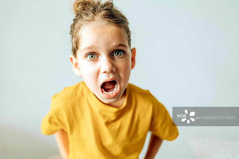 生气的小女孩图片素材