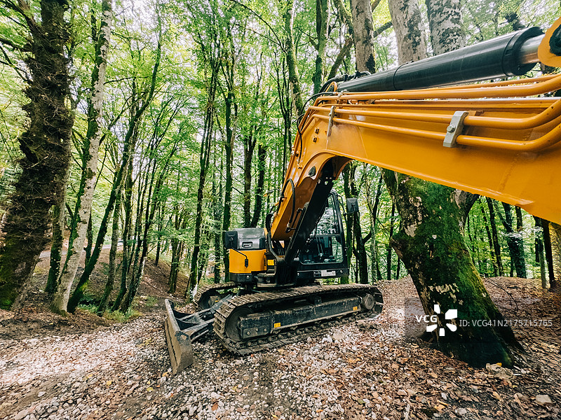 森林中的挖掘机工程机械图片素材