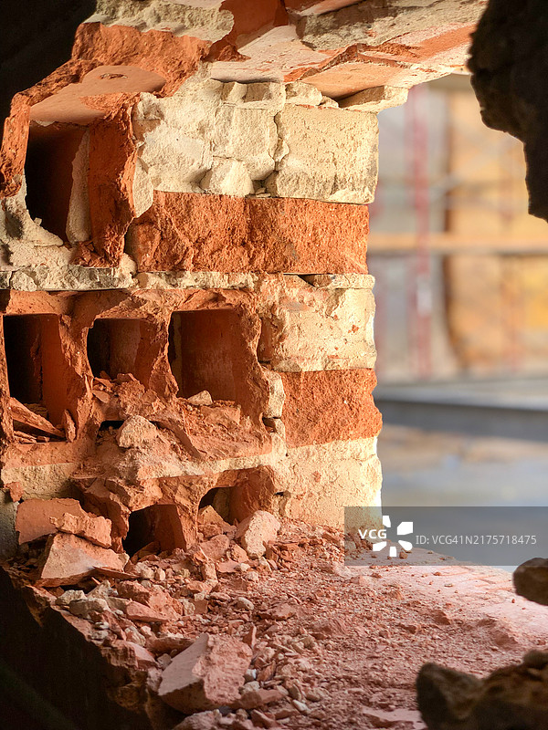 砖墙被拆毁，地面上留下一堆砖块图片素材