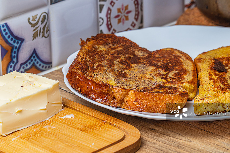 在平底锅中用黄油烹饪法式吐司图片素材