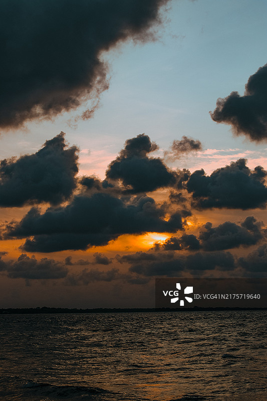 日落时分海面与天空的美丽景色图片素材