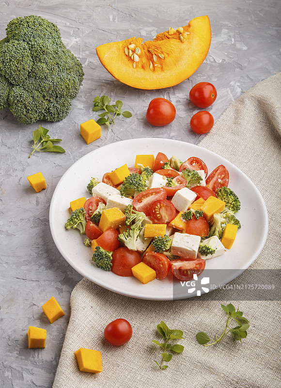 西兰花、番茄、菲达奶酪和南瓜素食沙拉图片素材