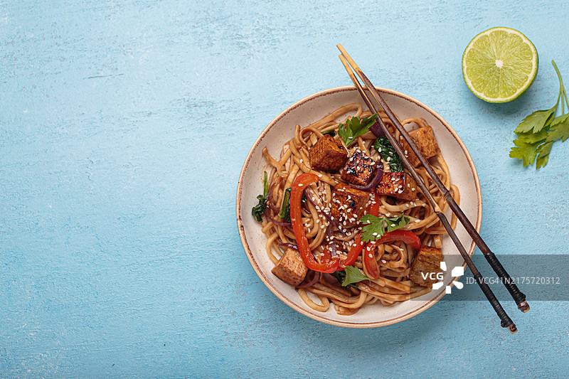 炸豆腐蔬菜素乌冬面图片素材