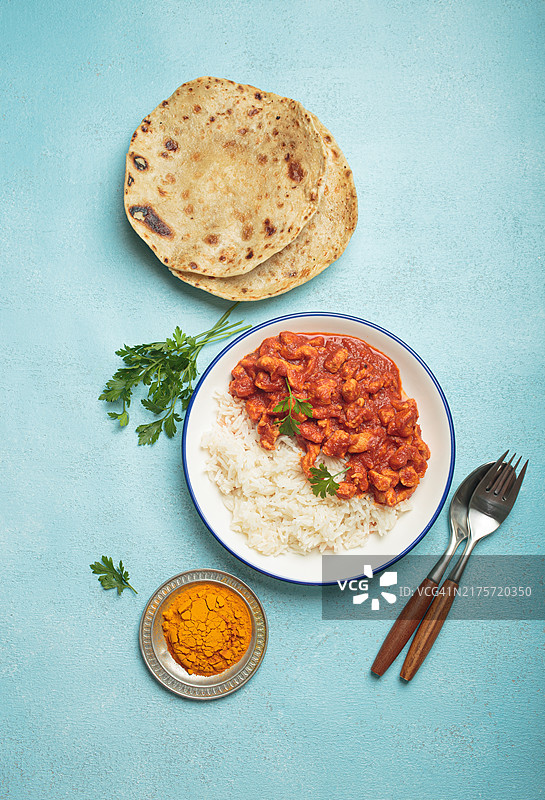 印度咖喱鸡肉配印度香米饭和恰巴提图片素材