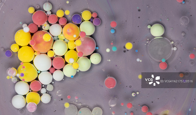 微观世界中混合互动的彩色球体图片素材