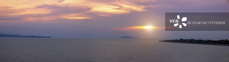 哥斯达黎加蓬塔雷纳斯的壮丽日落图片素材