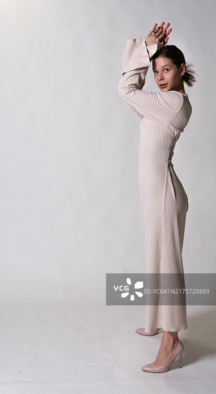 穿着优雅的时髦女郎在工作室拍摄时尚大片图片素材