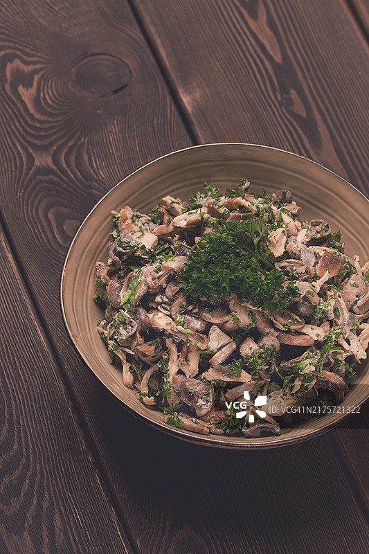 乡村风格木桌上的鸡肉蘑菇沙拉，配香草和白酱图片素材