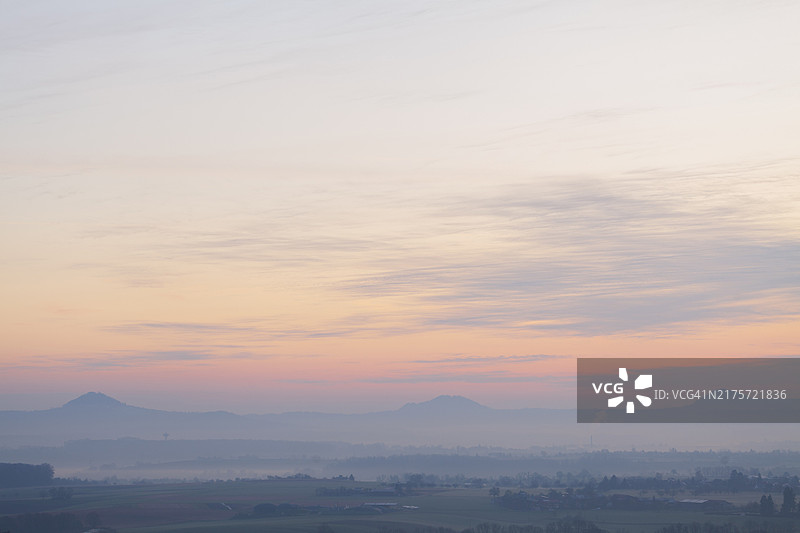 施瓦本阿尔卑斯山的凯撒贝格三峰：艾歇尔伯格观往格平根的日出雾景图片素材