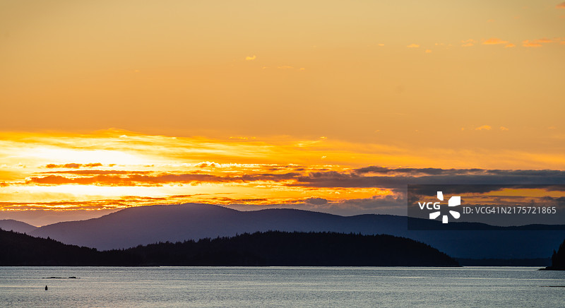 黄昏时分的云杉岬和卡姆登山，鹿岛，缅因州，美国图片素材
