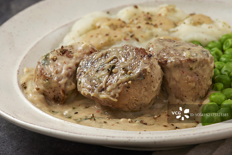 奶油蘑菇汁猪里脊肉图片素材