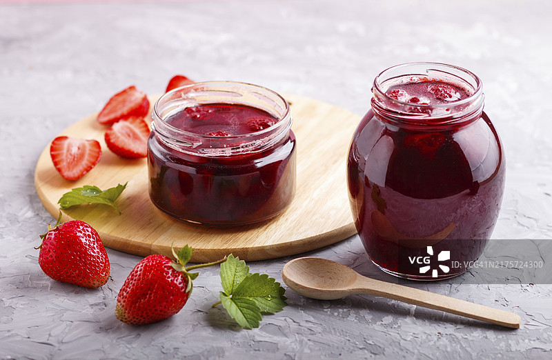灰色水泥背景玻璃罐草莓酱图片素材
