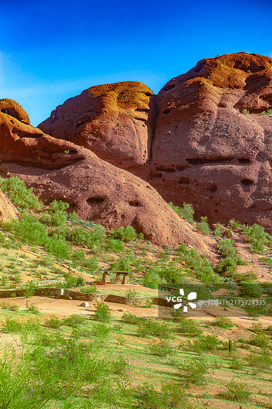 亚利桑那州凤凰城蓝天下的岩层景色图片素材