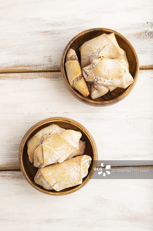 白色木质背景上的苹果酱自制甜饼干，俯视，扁平风格，特写图片素材