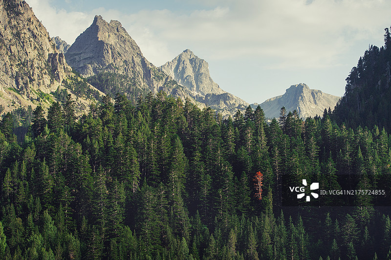 山脉与天空的美丽景色图片素材