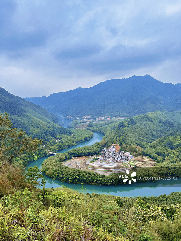 湖泊与山脉在天空下的美丽景色图片素材