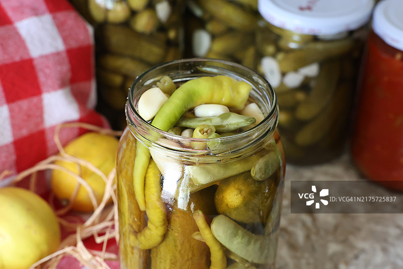 桌上罐中食物特写图片素材